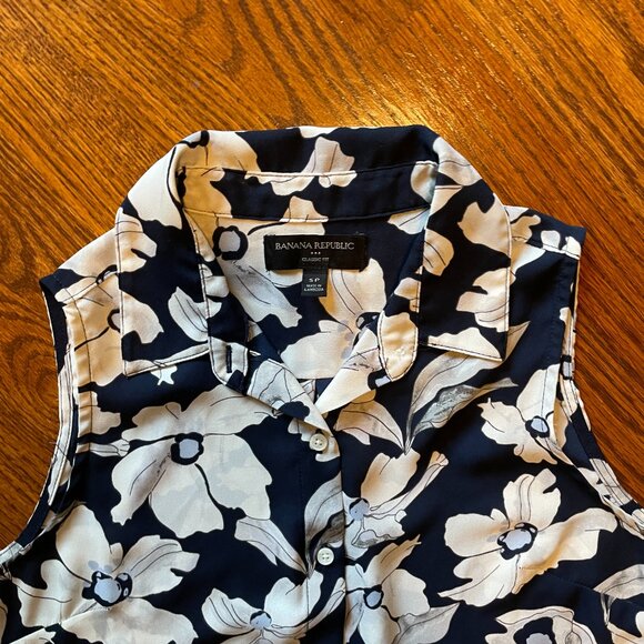 Banana Republic Navy/White Floral Blouse - Size Small - Picture 3 of 4
